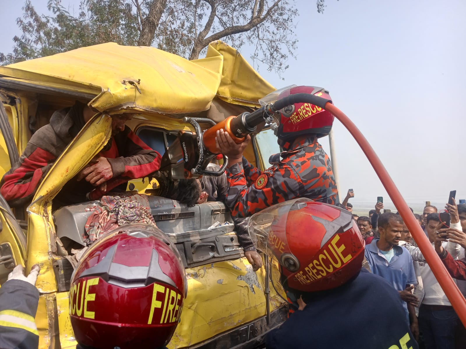 ফরিদপুরে বাস ও ট্রাকের মুখোমুখি সংঘর্ষে নিহত – ২