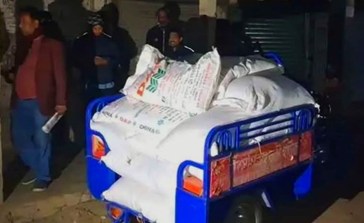 গাইবান্ধায় পাচারের সময় ২০ বস্তা সার জব্দ