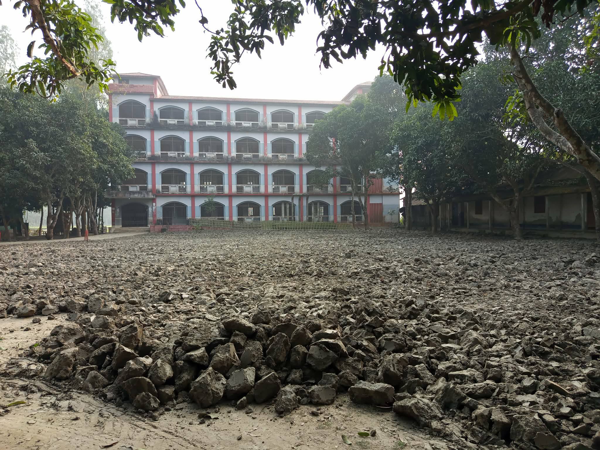 শ্রমিক ছাড়াই চলছে কাবিখা ঃ ভেস্তে গেছে দরিদ্র মানুষের কর্মসংস্থান
